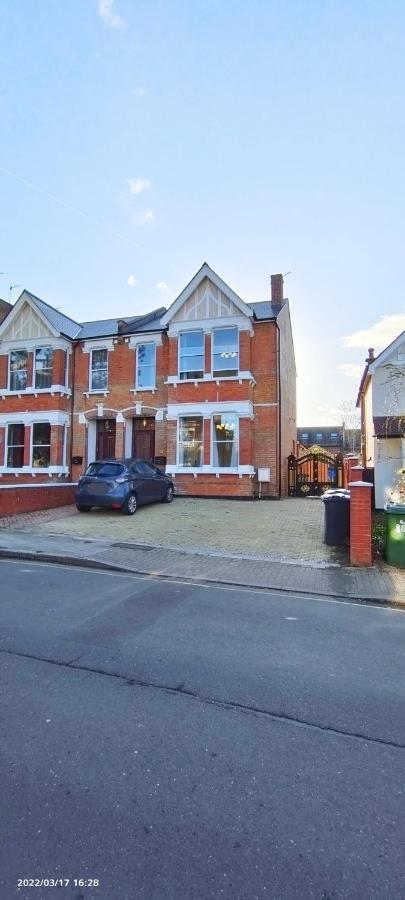 Marigold Villa Harrow Exterior foto
